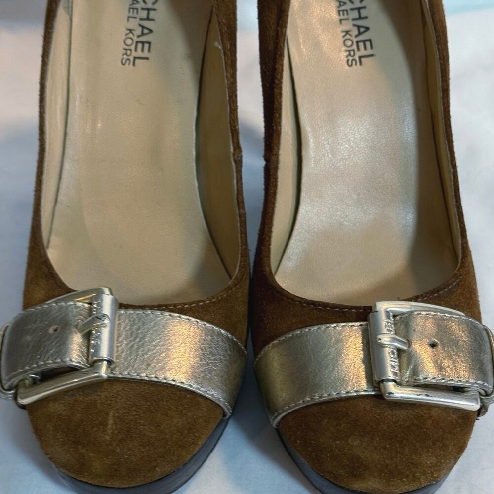 Michael Kors Suede Gold Buckle Classic Pumps Heels Brown Cognac Camel Sz 6.5 - Picture 3 of 7